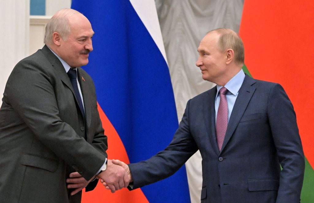 El presidente de Rusia, Vladimir Putin (R), le da la mano a su homólogo de Bielorrusia, Alexander Lukashenko. (Photo by Sergei GUNEYEV / Sputnik / AFP) (Photo by SERGEI GUNEYEV/Sputnik/AFP via Getty Images)