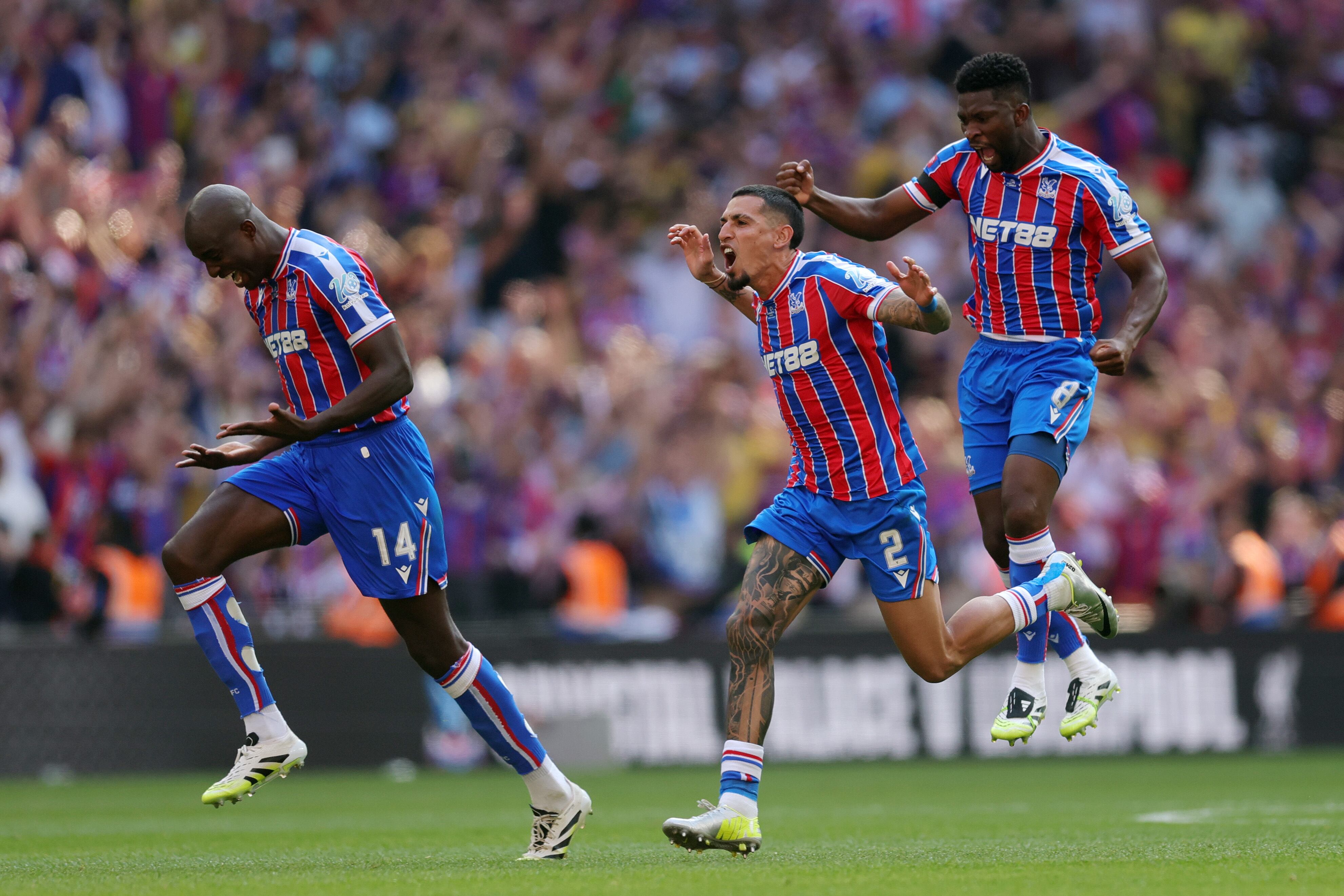 Daniel Muñoz y Jefferson Lerma celebran el título de la Community Shield. (Photo by Julian Finney/Getty Images)