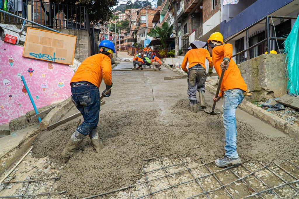 Reparcheo de vías en Medellín. Foto. Alcaldía de Medellín.