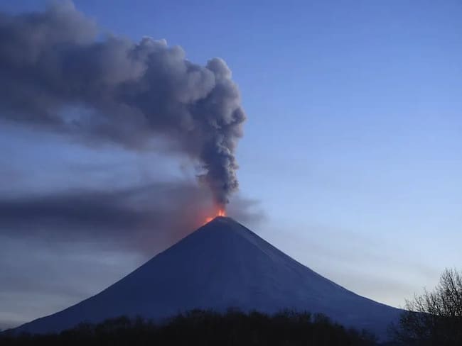 Volcán entra en erupción tras 450 años en la misma zona del potente terremoto en Rusia