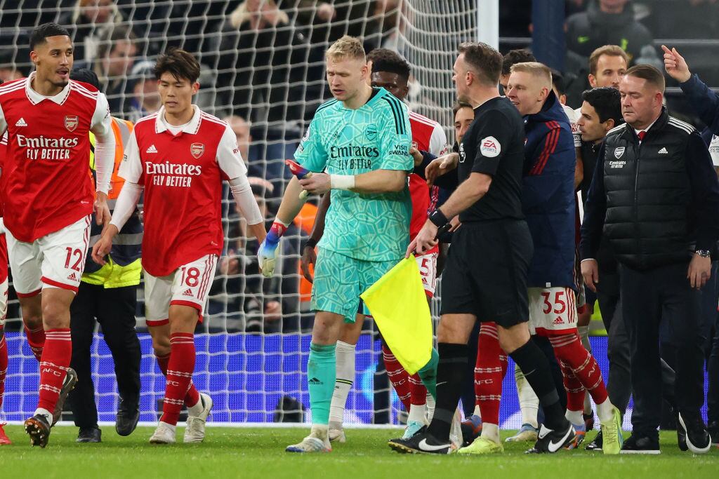 Aaron Ramsdale, arquero del Arsenal, después de ser agredido por un aficionado del Tottenham (Photo by Marc Atkins/Getty Images)