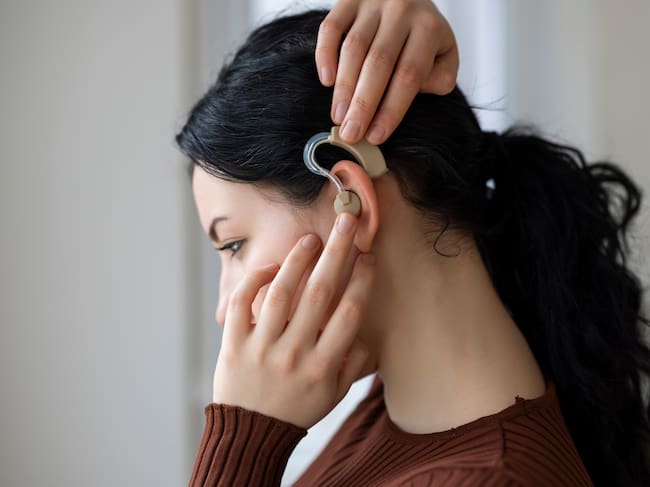 ¿Cómo solicitar audífonos a la EPS? Casos en los que cubre las prótesis auditivas y requisitos. Cortesía: GettyImages