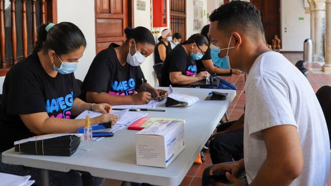 Unibac entrega planes con servicio de voz y datos móviles a estudiantes
