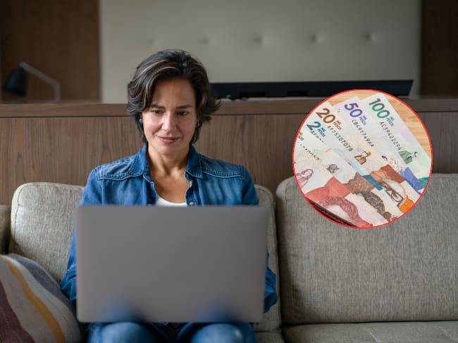 Mujer buscando un crédito por internet en el computador / Dinero colombiano (Getty Images)