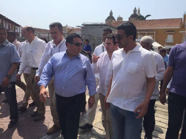 En la foto el alcalde de Cartagena, Manuel Duque (de azul, derecha) le enseña las calles del centro histórico de La Heroica al jeque Mansour bin Zayed Al Nahyan (de blanco, izquierda).