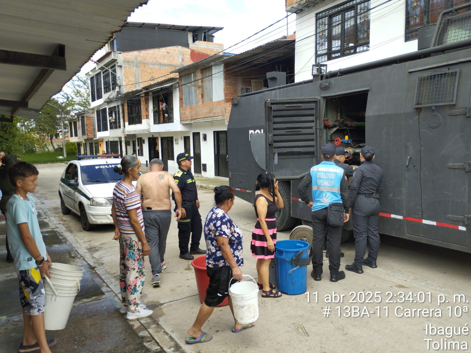 Tanqueta de la Policía suministrando agua en Ibagué