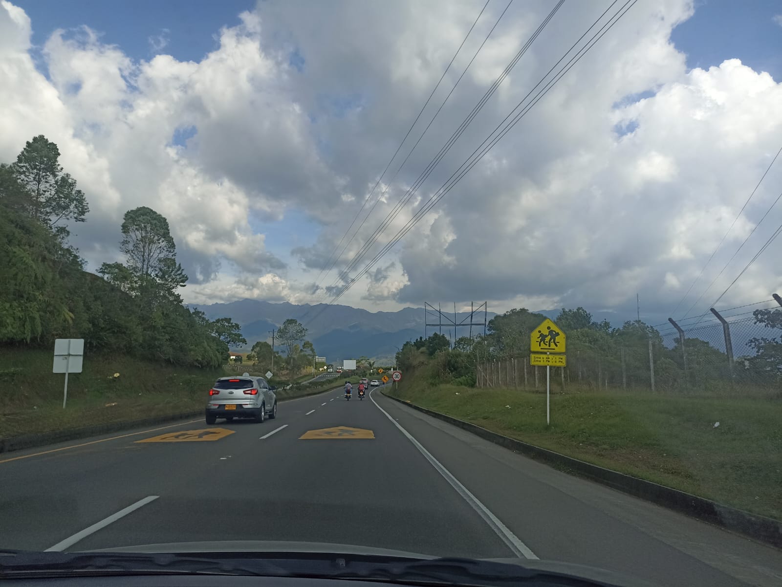 Autopistas del café en días de cielo despejado. Foto: Adrián Trejos