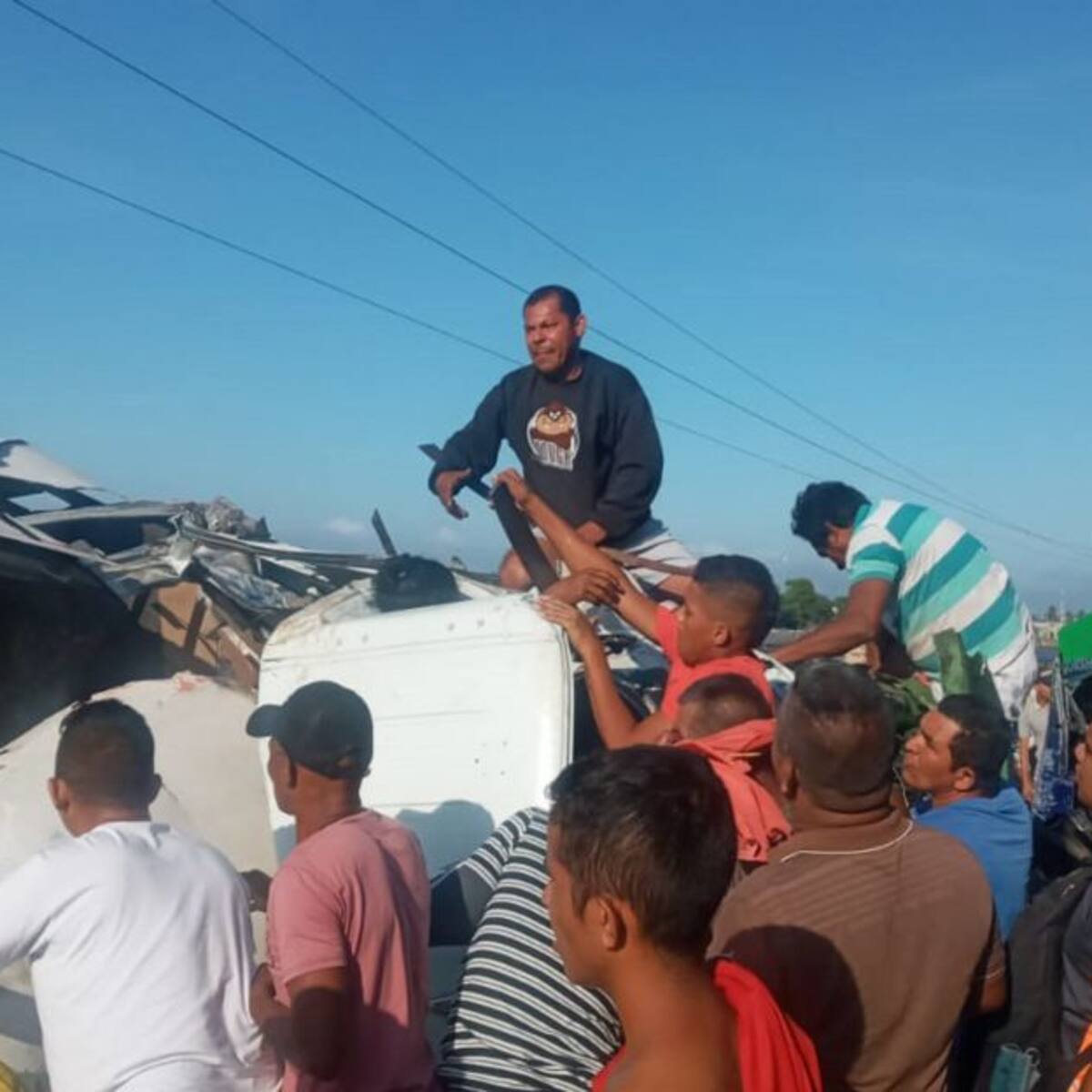 Cero y van dos. Se accidenta camión y comunidad de Tasajera lo saquea