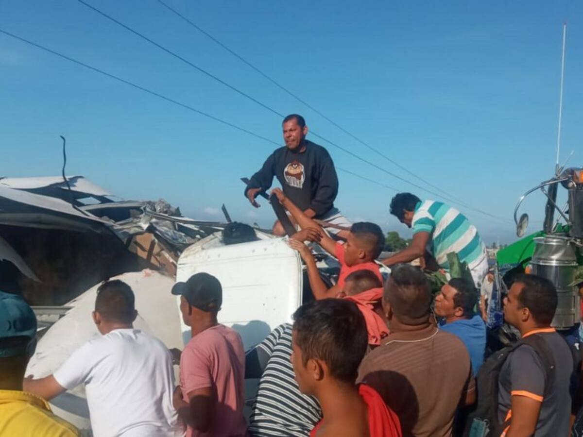 Cero y van dos. Se accidenta camión y comunidad de Tasajera lo saquea