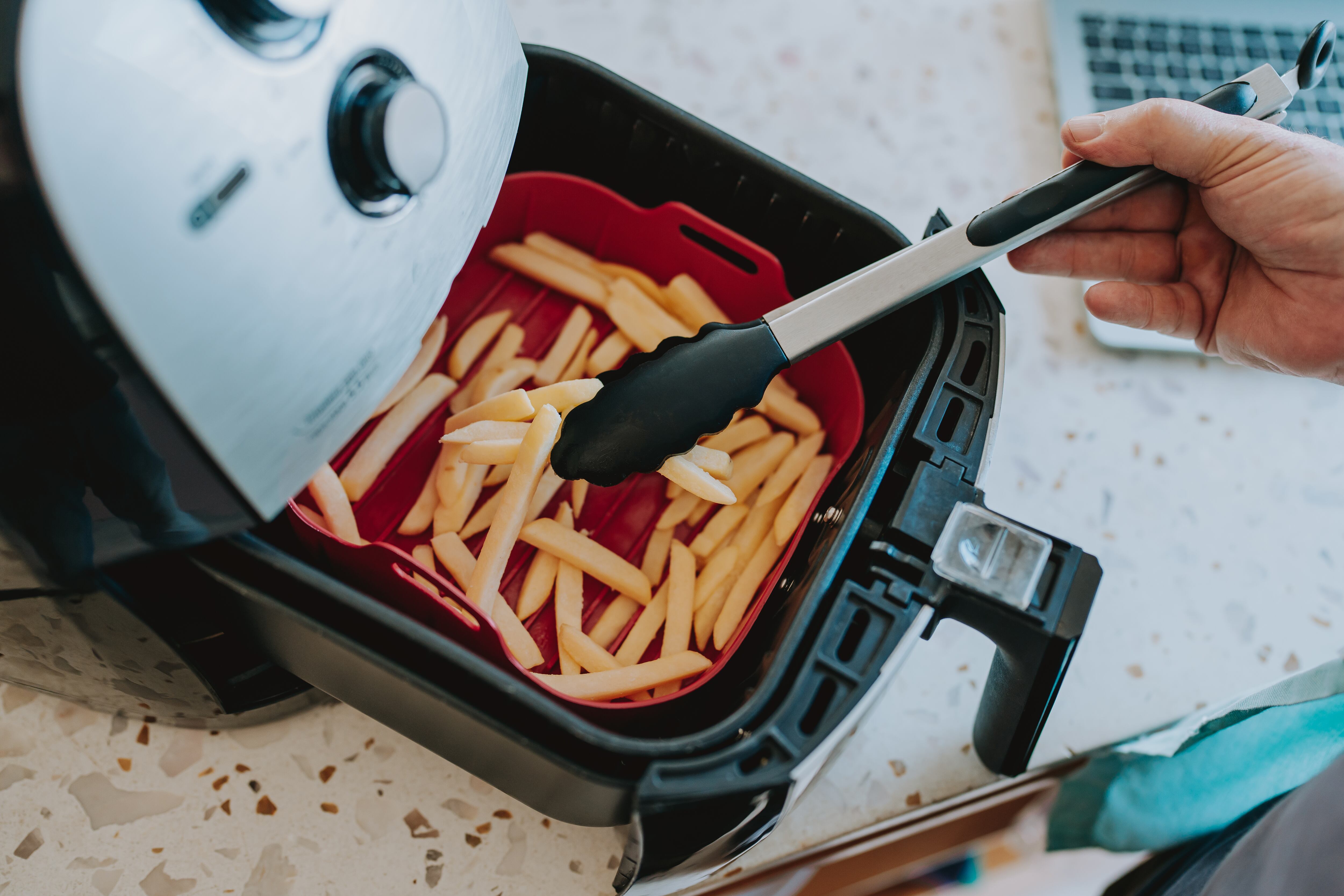 Imagen de referencia/ papas fritas en airfryer/ Getty Images