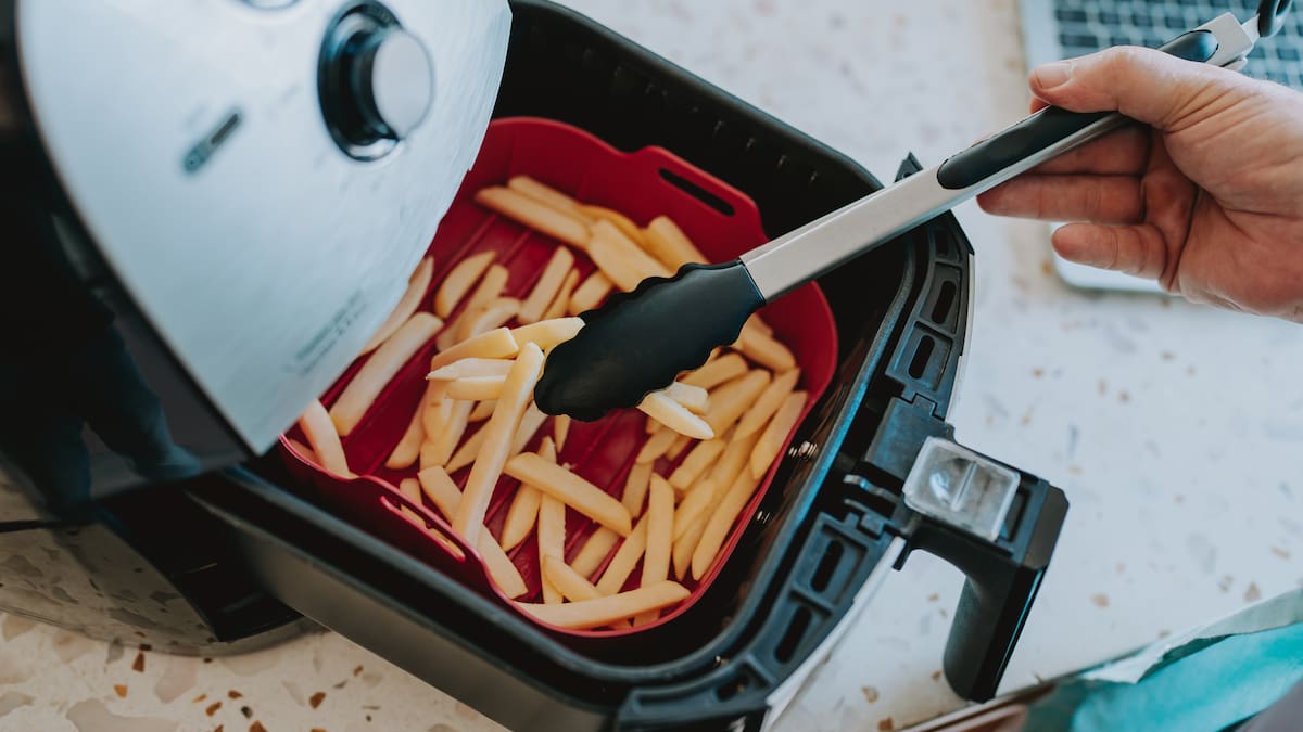 Cómo hacer papas fritas en la freidora de aire: truco infalible para que queden crujientes