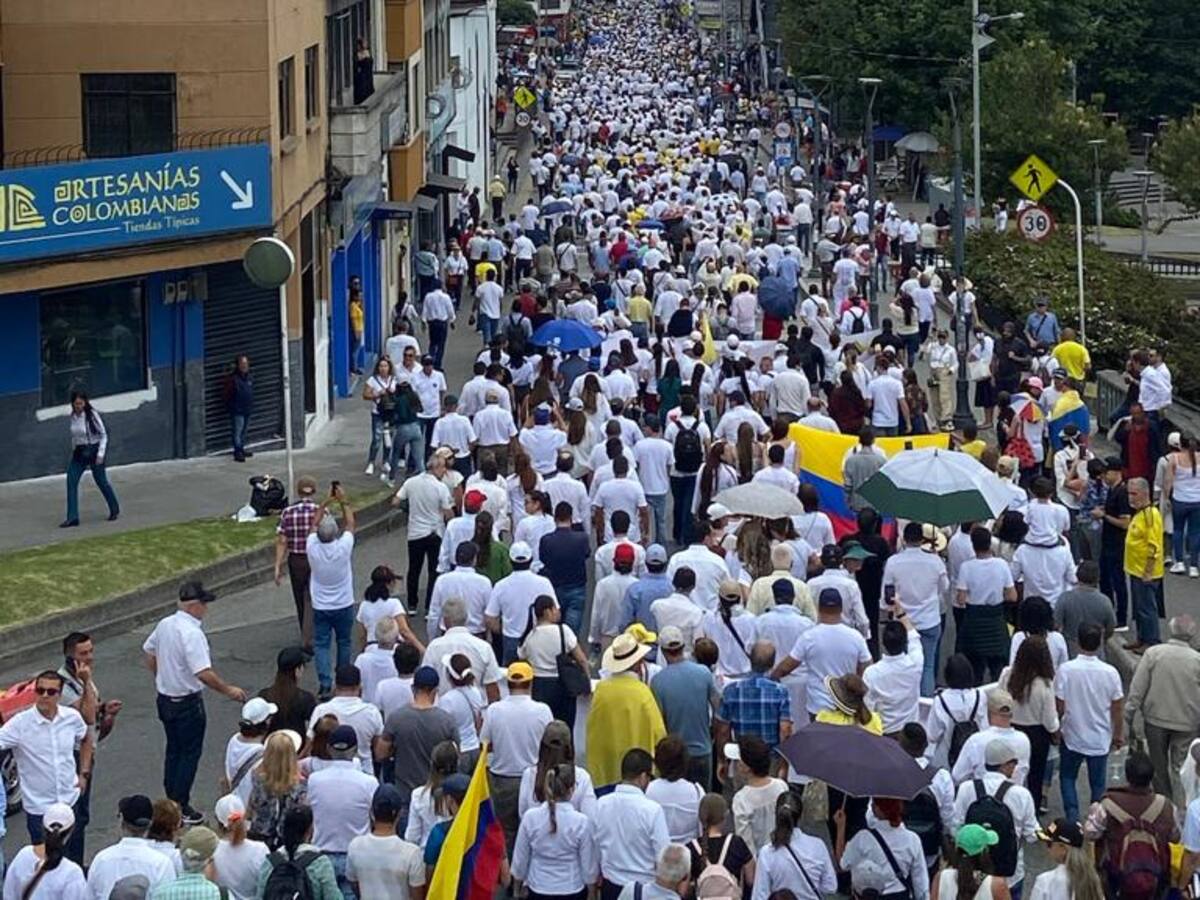 Cerca de dos mil personas en Manizales pidieron a Petro no a las reformas y que gobierne