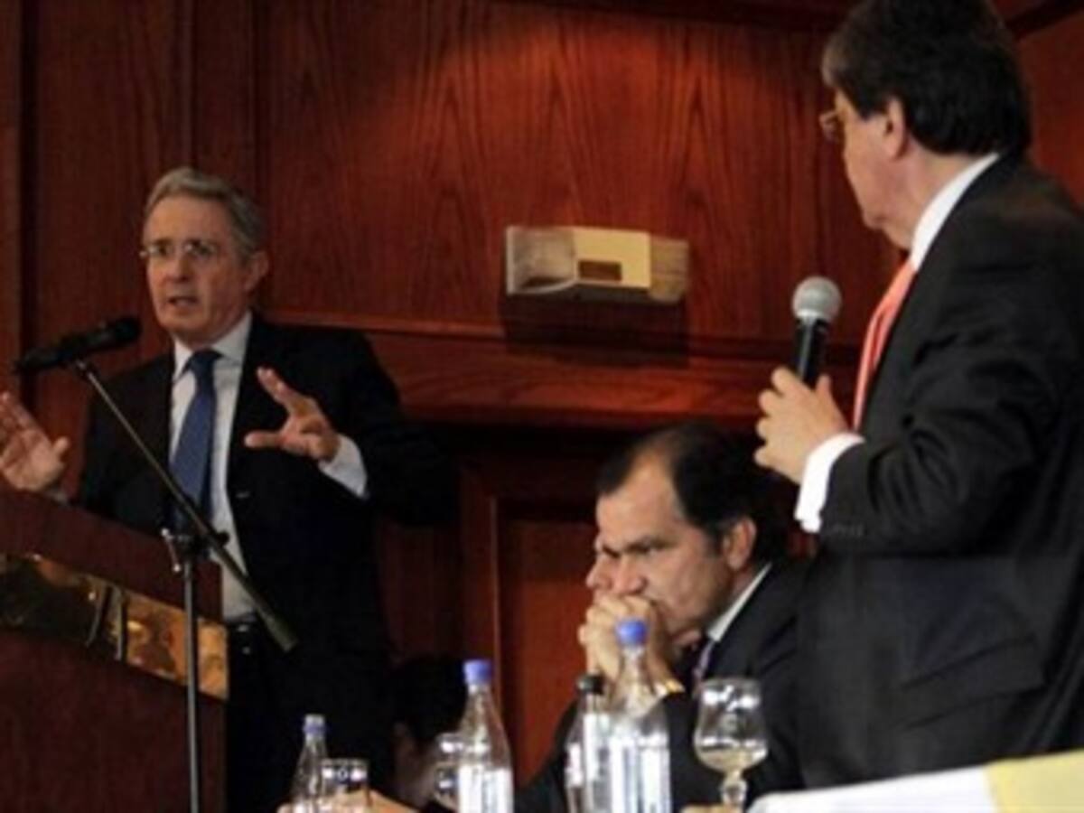 Cumbre uribista en Bogotá para dirimir crisis interna del Centro Democrático