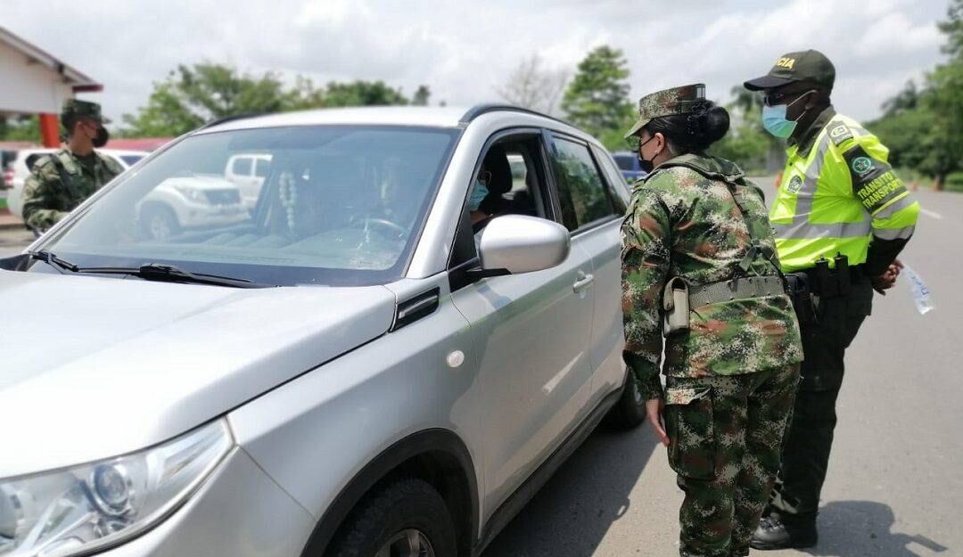 Uniformados de la fuerza pública velando por la libre movilidad y protección de los viajeros.