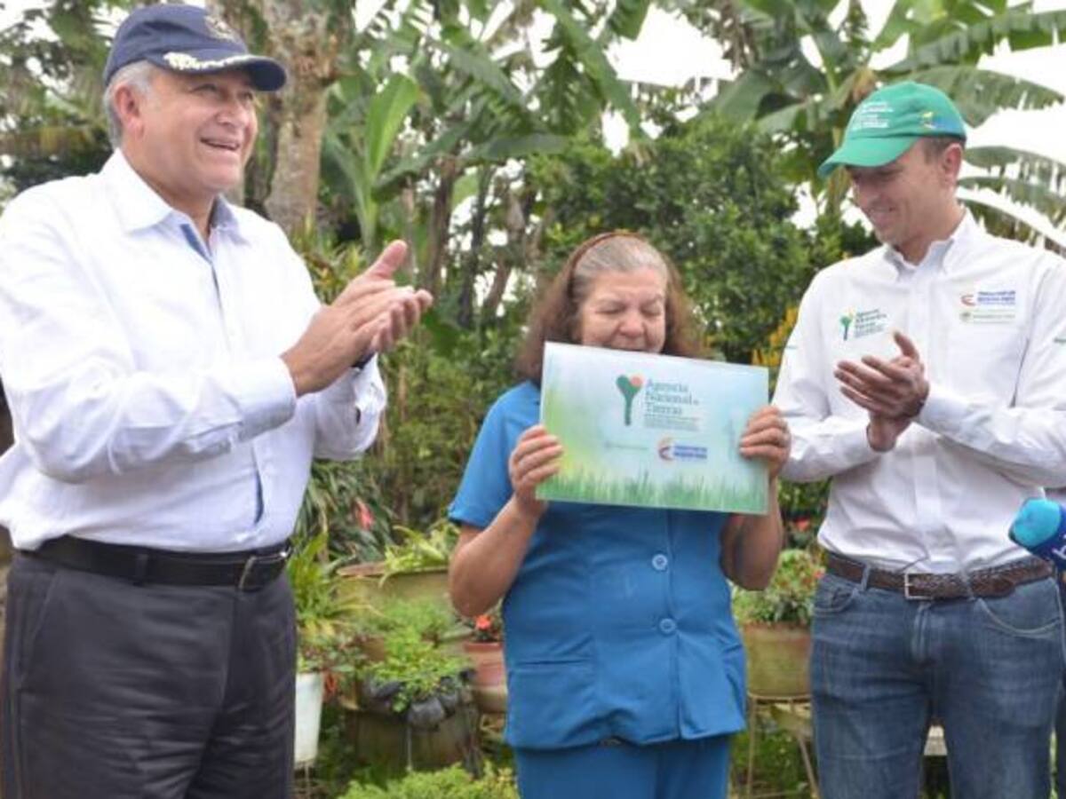 Más de 600 familias campesinas del Cauca recibieron títulos de propiedad