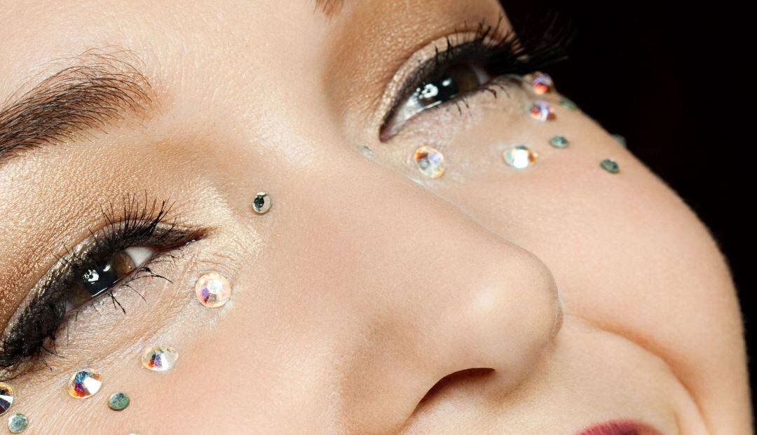 ¿De moda? Usar joyas en el rostro es tendencia entre los famosos