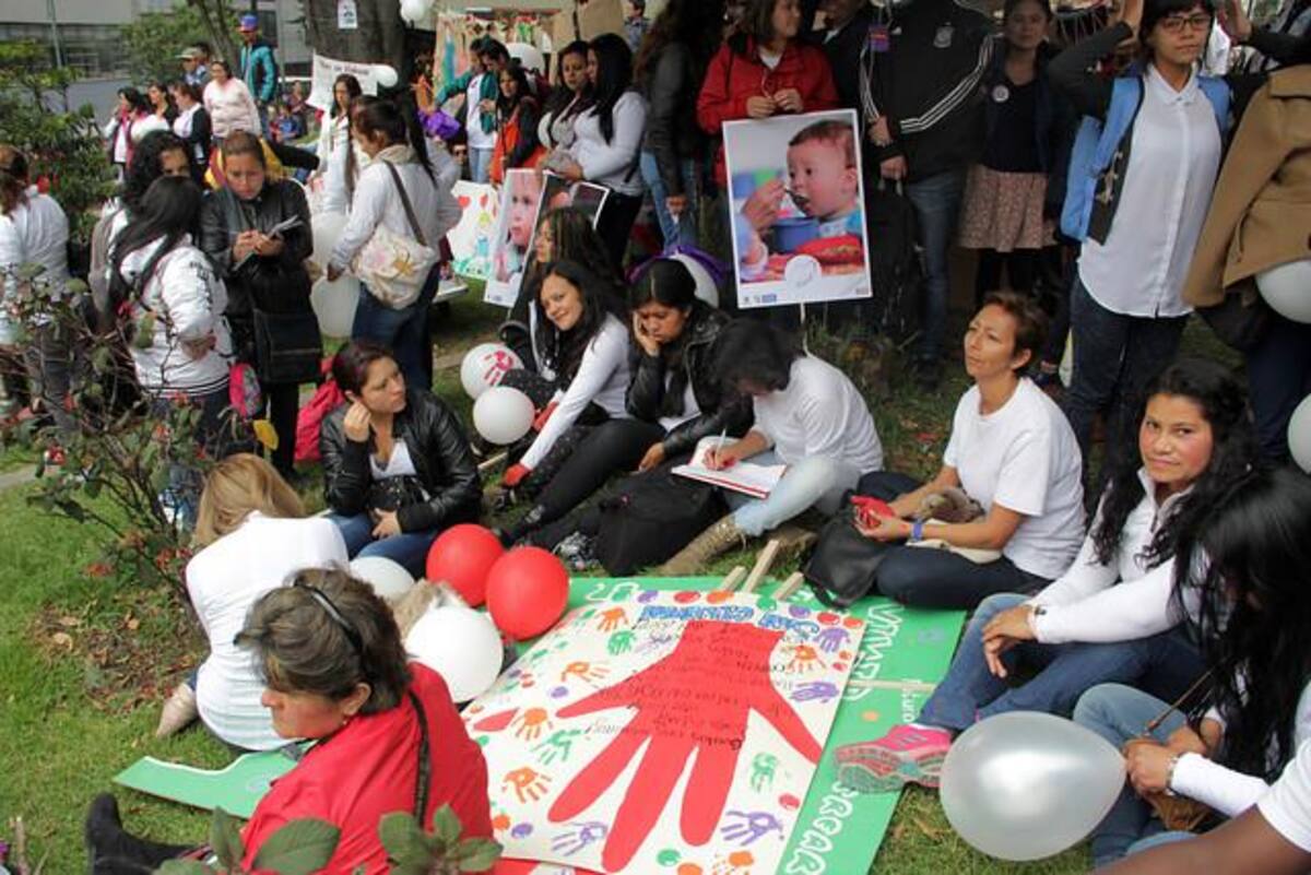 Niños de colegios distritáles, realizaron un acto simbólico para protestar por la muerte de los niños en Caquetá y el caso del menor de la Vega Cundinamarca.