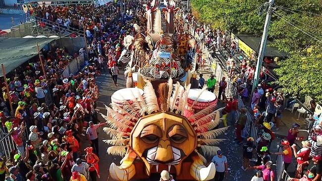 Al menos cinco policías resultaron lesionados al momento de atender estos casos de desórdenes de orden público durante las fiestas de carnaval en Barranquilla. Foto: Colprensa