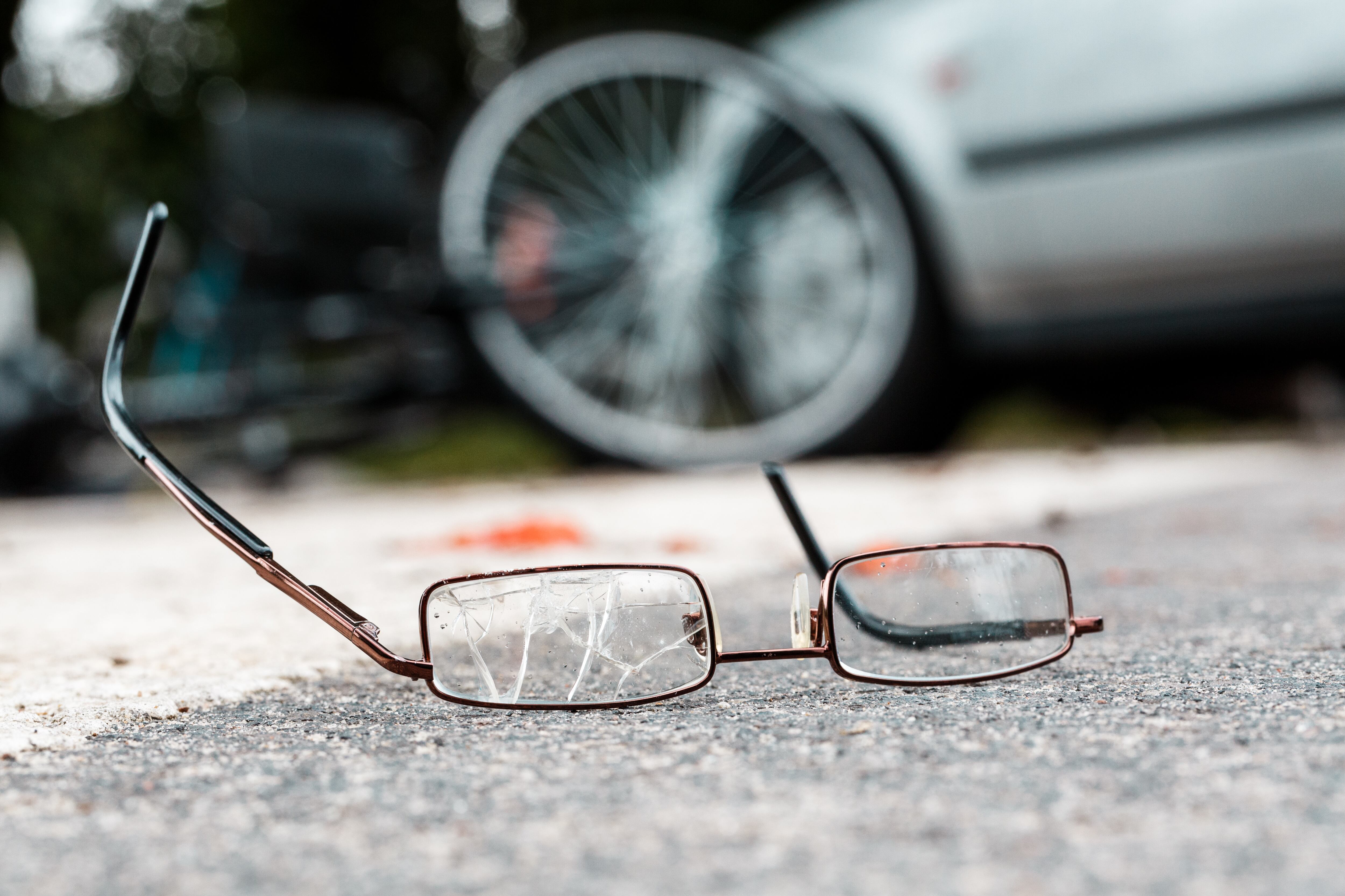 Vidrios rotos de las gafas de una víctima de un siniestro vial (Getty Images)