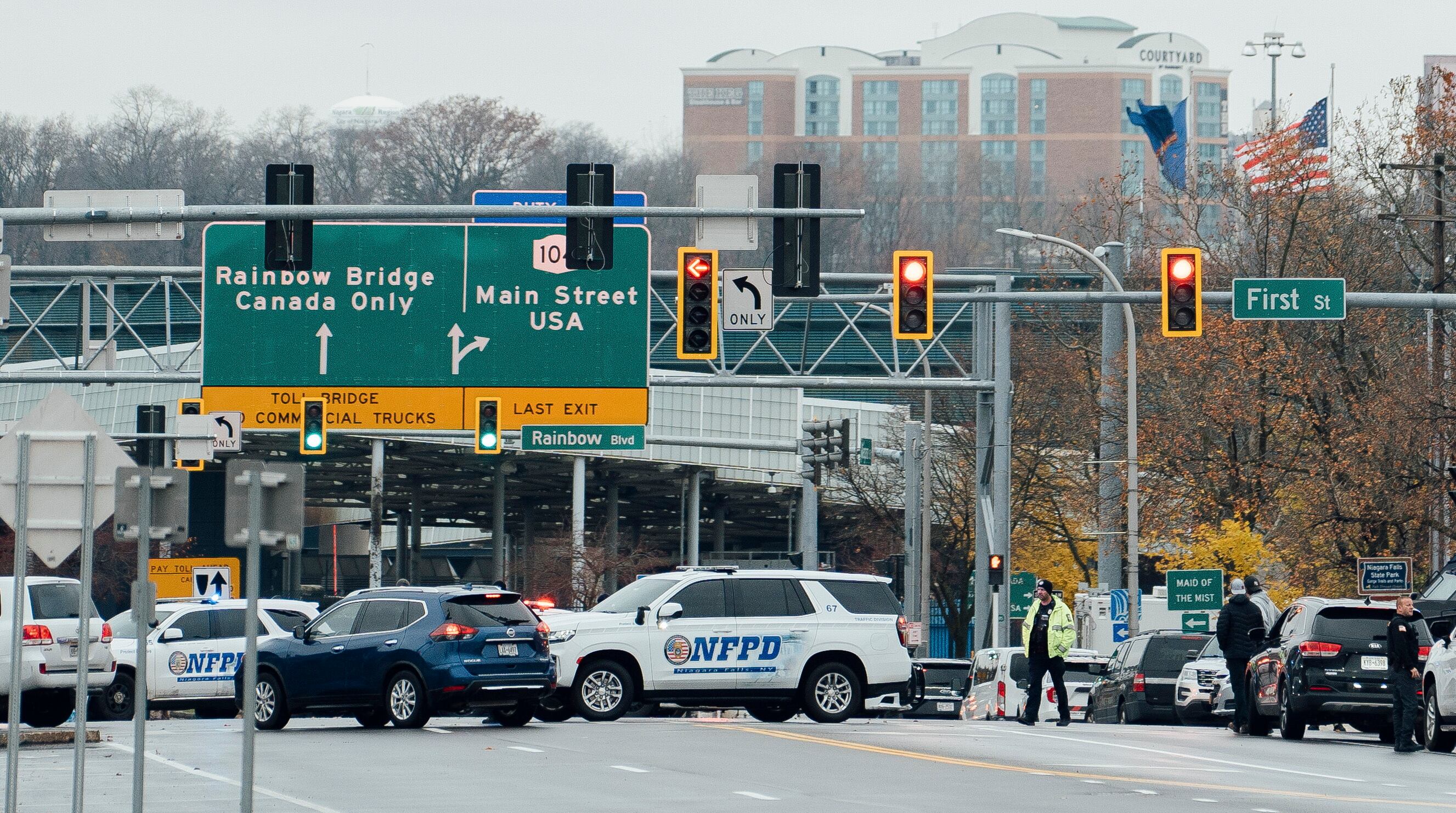 Niagara Falls (United States), 22/11/2023.- Law enforcement secure the roadway leading to the Rainbow Bridge after a vehicle exploded at the Niagara Falls International Rainbow Bridge border crossing between the United States and Canada in Niagara Falls, New York, USA, 22 November 2023. At least two people have reportedly been killed in the explosion which happened earlier on 22 November and all the bridges between the United States and Canada in the area have been closed. (Estados Unidos, Nueva York) EFE/EPA/PAT CRAY