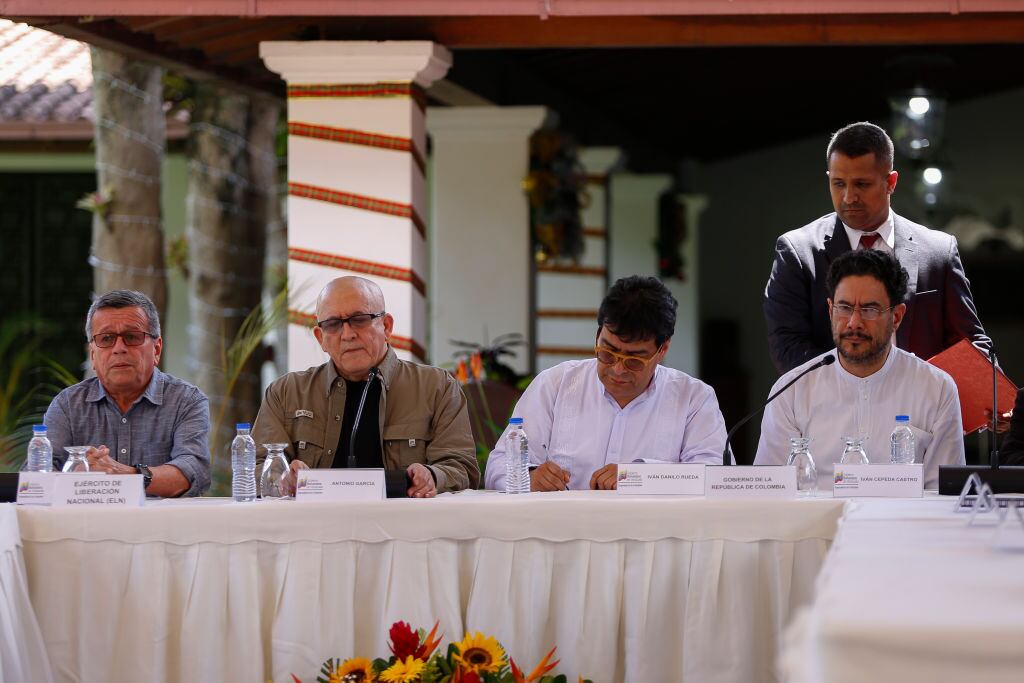 04 October 2022, Venezuela, Caracas: Pablo Beltran (l-r), member of the ELN guerrilla organization, Eliecer Herlinto Chamorro, alias "Antonio Garcia," commander of the ELN, Ivan Danilo Rueda, High Commissioner for Peace, and Ivan Cepeda, chairman of the Peace Commission, attend a press conference. Colombia's new leftist government and the ELN-GUerilla want to resume their peace talks. Photo: Pedro Rances Mattey/dpa (Photo by Pedro Rances Mattey/picture alliance via Getty Images)