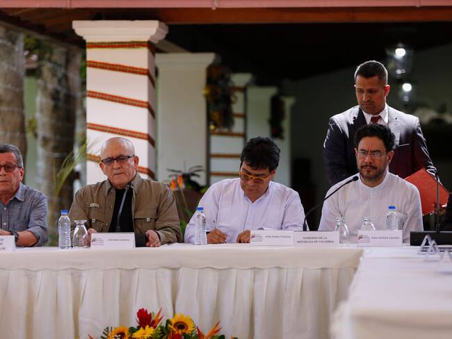04 October 2022, Venezuela, Caracas: Pablo Beltran (l-r), member of the ELN guerrilla organization, Eliecer Herlinto Chamorro, alias &quot;Antonio Garcia,&quot; commander of the ELN, Ivan Danilo Rueda, High Commissioner for Peace, and Ivan Cepeda, chairman of the Peace Commission, attend a press conference. Colombia&#039;s new leftist government and the ELN-GUerilla want to resume their peace talks. Photo: Pedro Rances Mattey/dpa (Photo by Pedro Rances Mattey/picture alliance via Getty Images)