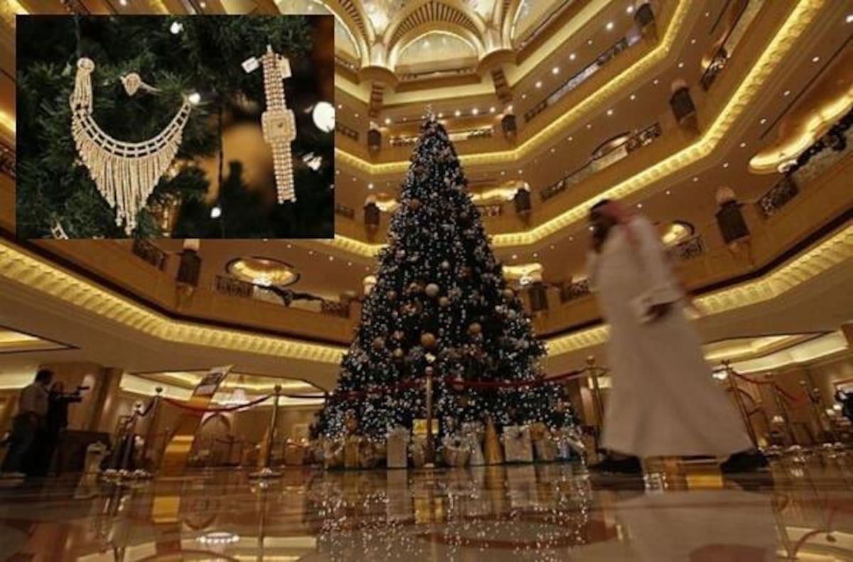 Árboles humanos, en los ríos y las ciudades más emblemáticas del mundo inundadas de luces y de la magia de la navidad. / El árbol de Navidad más caro del mundo en Abu Dhabi