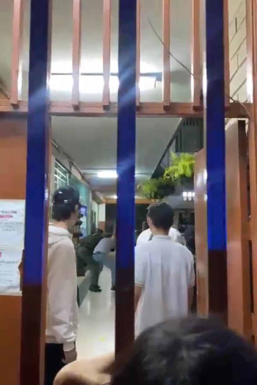 Un grupo de estudiantes intentó linchar al profesor, tras conocer las denuncias de acoso y abuso sexual. Foto: cortesía.