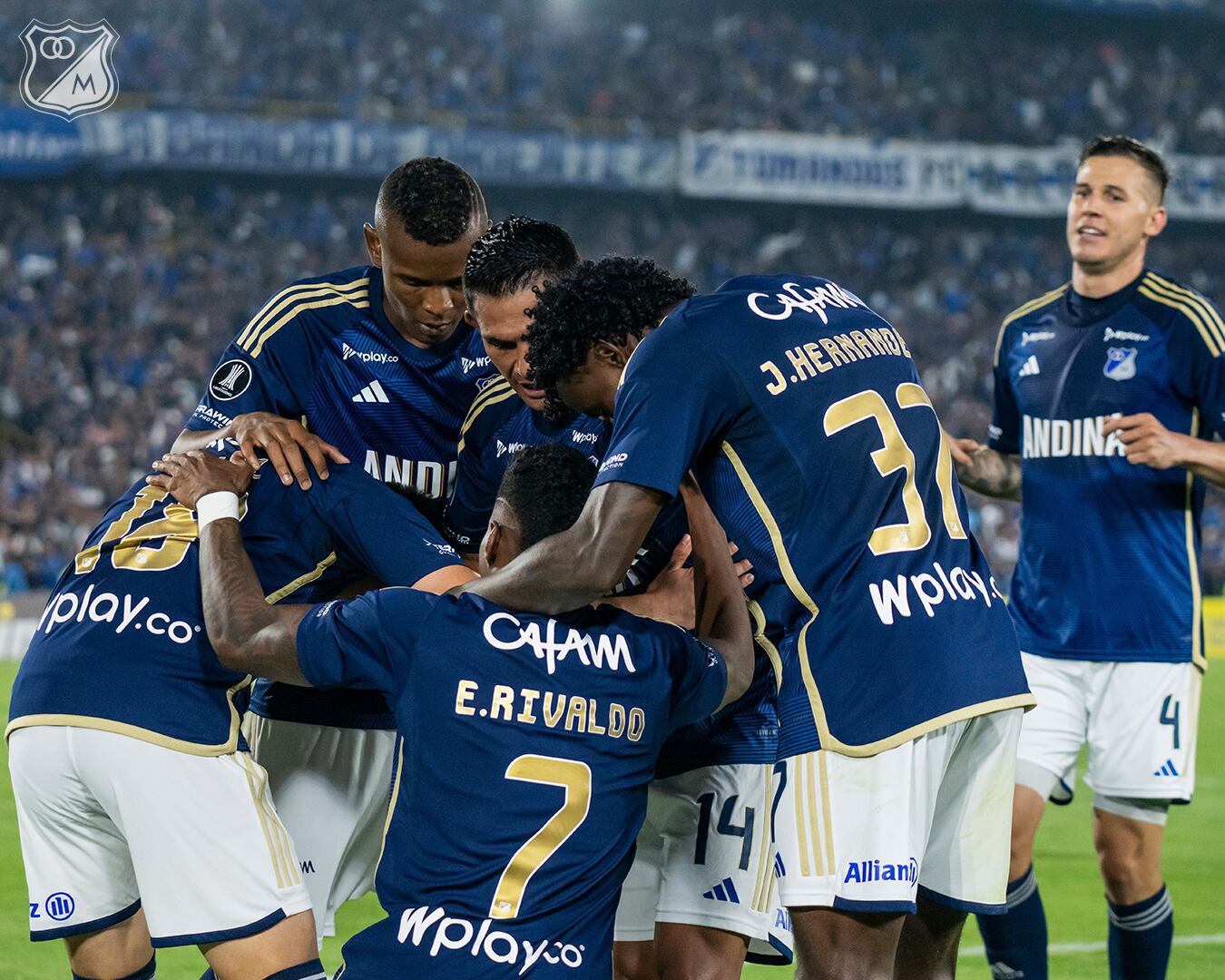 Emerson Rivaldo celebra con sus compañeros el gol del empate ante Flamengo / Millonarios FC.