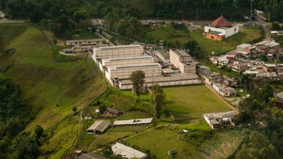 Juez avala el primer traslado de un hombre trans en Colombia a una cárcel de varones en Manizales