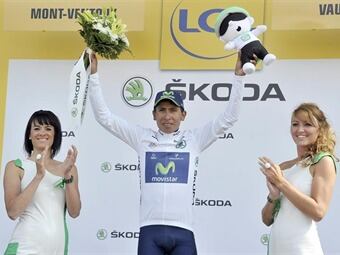 Nairo Quinta, en el podio con el maillot blanco. Foto: EFE.