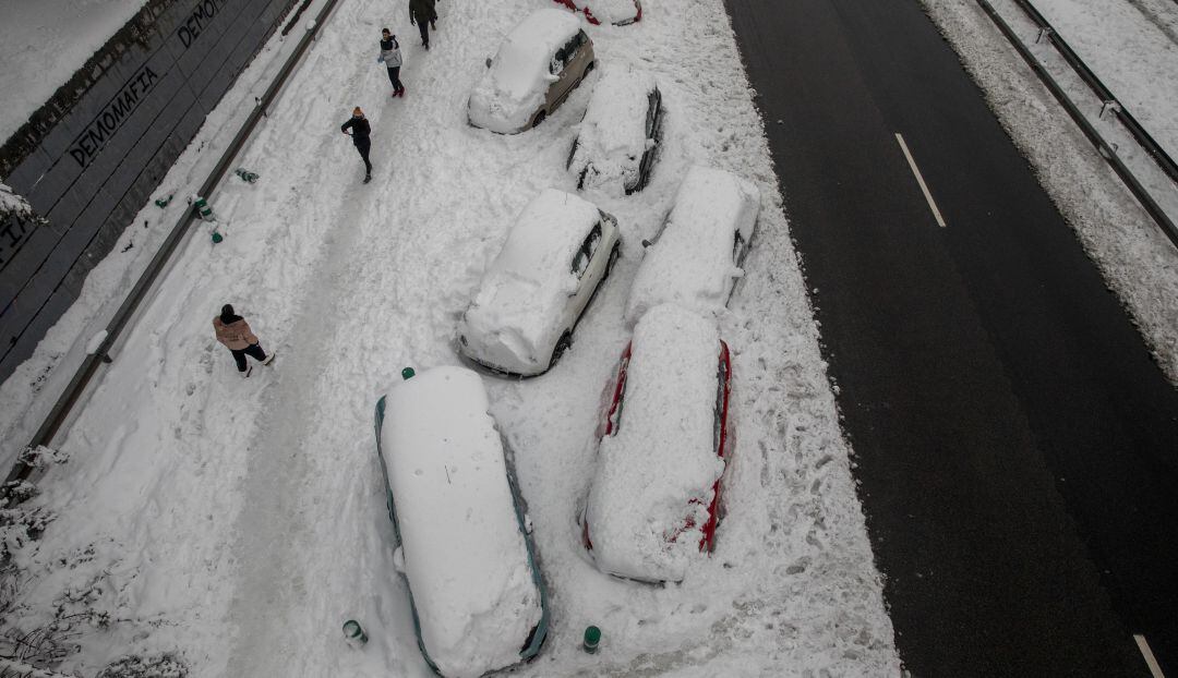 Vehículos atrapados bajo la nieve causada por el temporal Filomena.