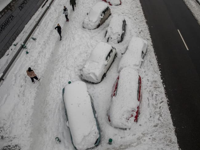 Vehículos atrapados bajo la nieve causada por el temporal Filomena.