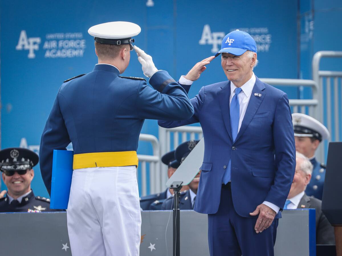 Presidente Biden se tropieza y cae al suelo durante una ceremonia en una academia militar