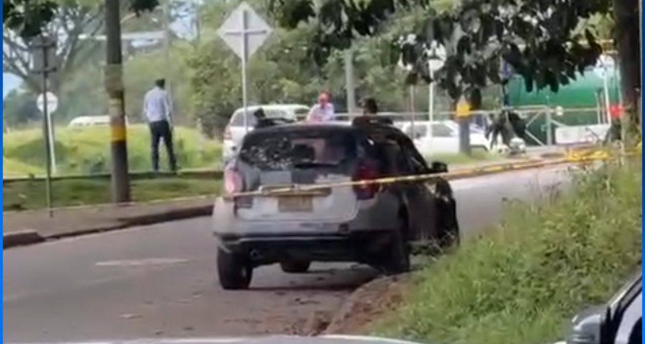 Este carro abandonado a las afueras del aeropuerto El Edén de Armenia  provocó desinformación y falsa alarma. Foto: Cortesía Notitebaida