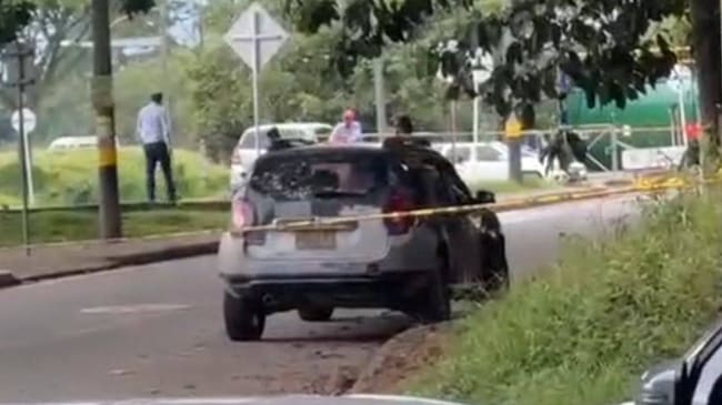 Este carro abandonado a las afueras del aeropuerto El Edén de Armenia provocó desinformación y falsa alarma. Foto: Cortesía Notitebaida