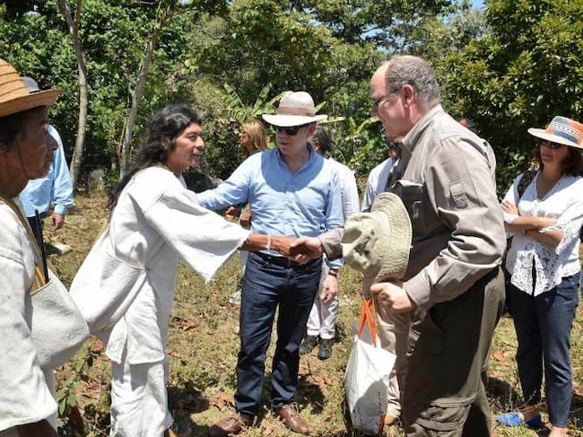 El Príncipe Alberto II de Mónaco saluda a un miembro de la comunidad kogui en Ciudad Perdida. /FOTO: CÉSAR CARRIÓN -SIG