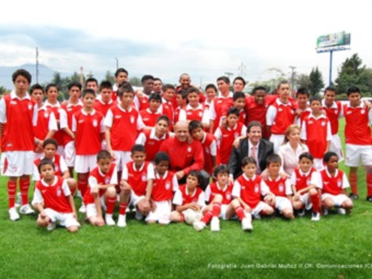 La Corporación Deportiva Independiente Santafe vinculará 50 niños del ICBF a sus escuelas de formación