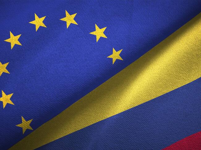 Banderas de Unión Europea y Colombia. Foto: Getty Images