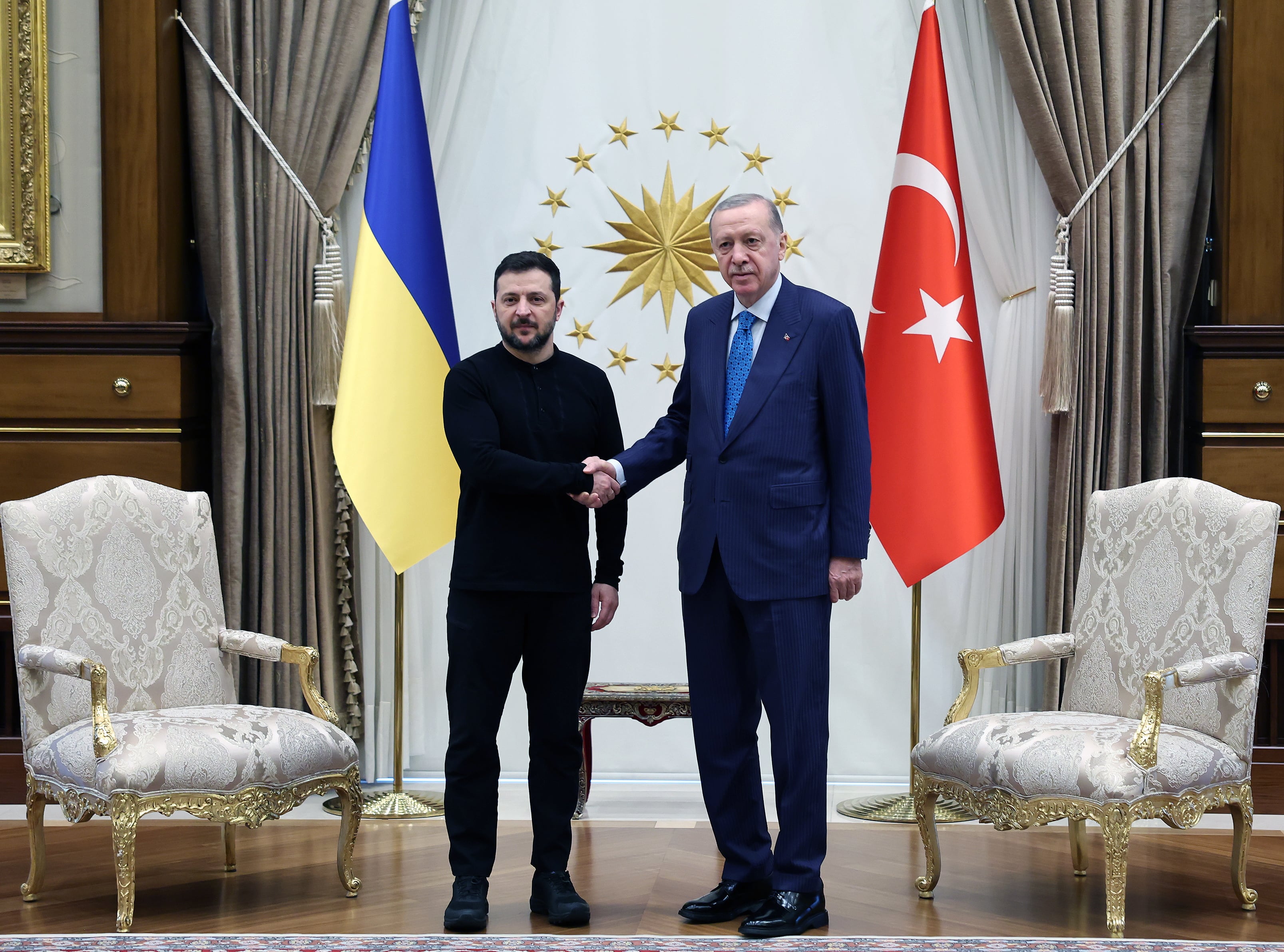 ANKARA (Turkey), 18/02/2025.- A handout photo made available by the Turkish Presidential Press Office shows Turkish President Recep Tayyip Erdogan (R) and Ukrainian President Volodymyr Zelensky (L) shaking hands during their meeting at the Presidential Palace in Ankara, Turkey, 18 February 2025. (Turquía, Ucrania) EFE/EPA/TURKISH PRESIDENTIAL PRESS OFFICE HANDOUT HANDOUT EDITORIAL USE ONLY/NO SALES