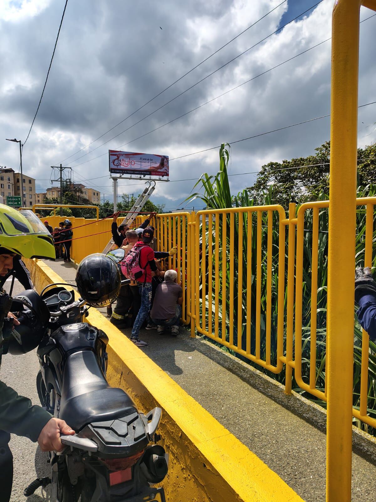 Mujer intento atentar contra su vida en el puente La Florida en Armenia. Foto: Antonio Londoño