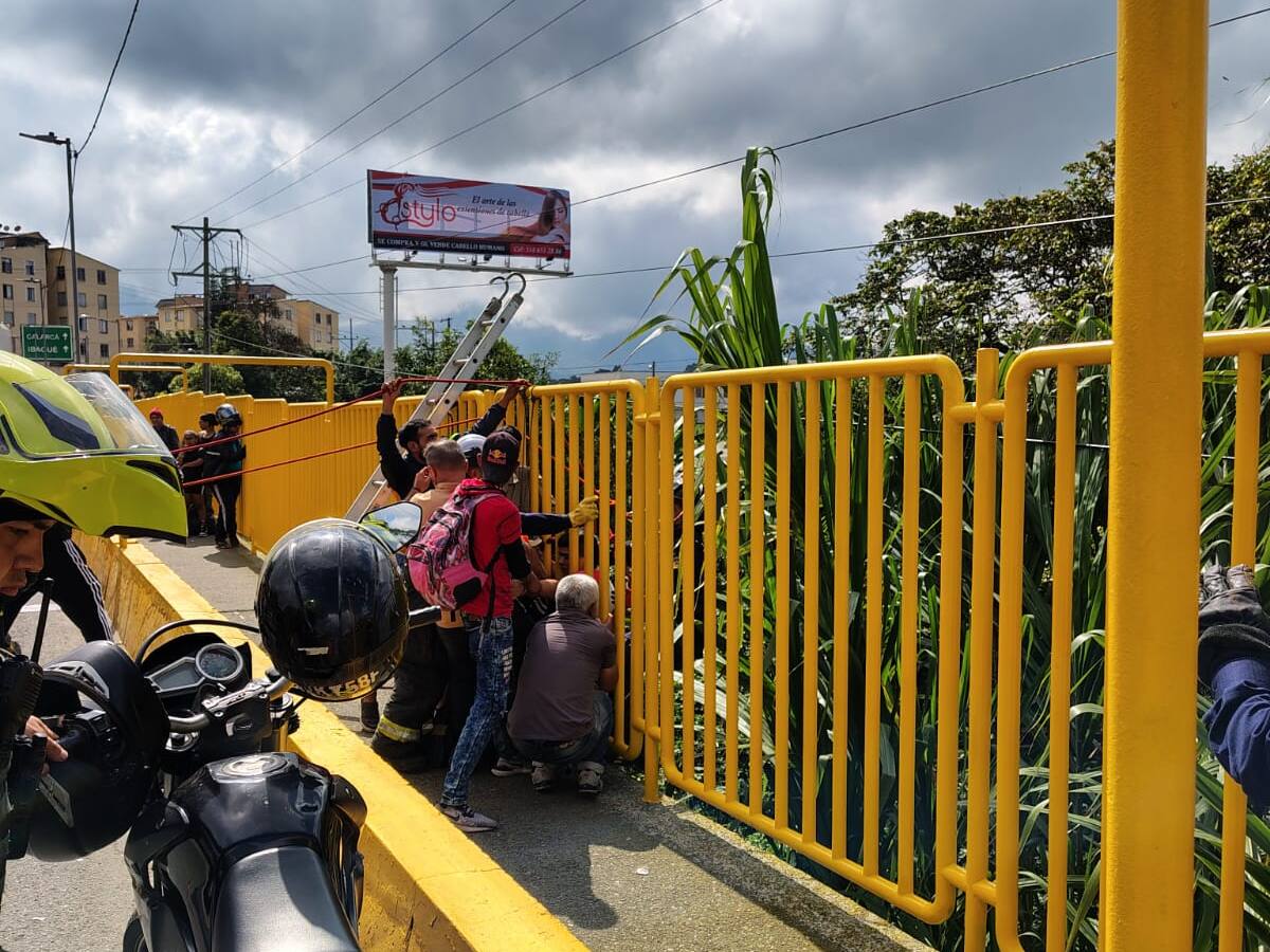 Ciudadanos y bomberos evitaron que una mujer atentara contra su vida en Armenia