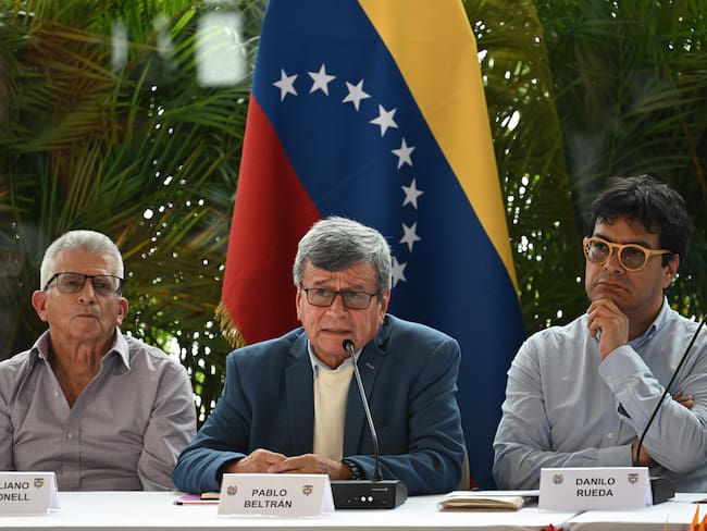 El comandante guerrillero del ELN, Pablo Beltrán, habla junto al comandante guerrillero del ELN Aureliano Carbonell y el comisionado de paz Danilo Rueda, durante el cierre de las conversaciones de paz en Caracas el 12 de diciembre. 2022.