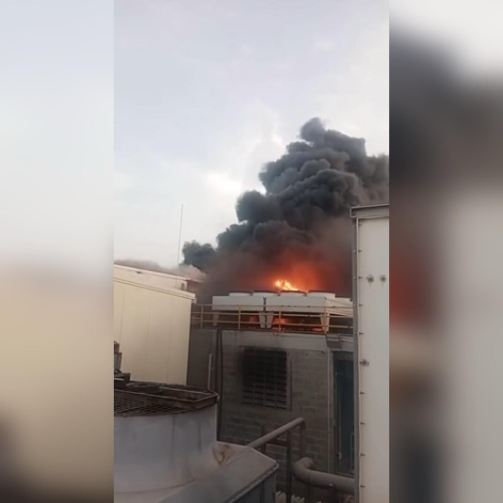 Incendio en planta de plásticos de Zona Franca Zofía en Galapa fue controlado por bomberos. / Captura de vídeo Ultimas Noticias Galapa