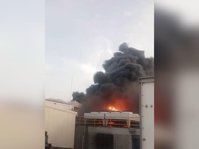 Incendio en planta de plásticos de Zona Franca Zofía en Galapa fue controlado por bomberos. / Captura de vídeo Ultimas Noticias Galapa