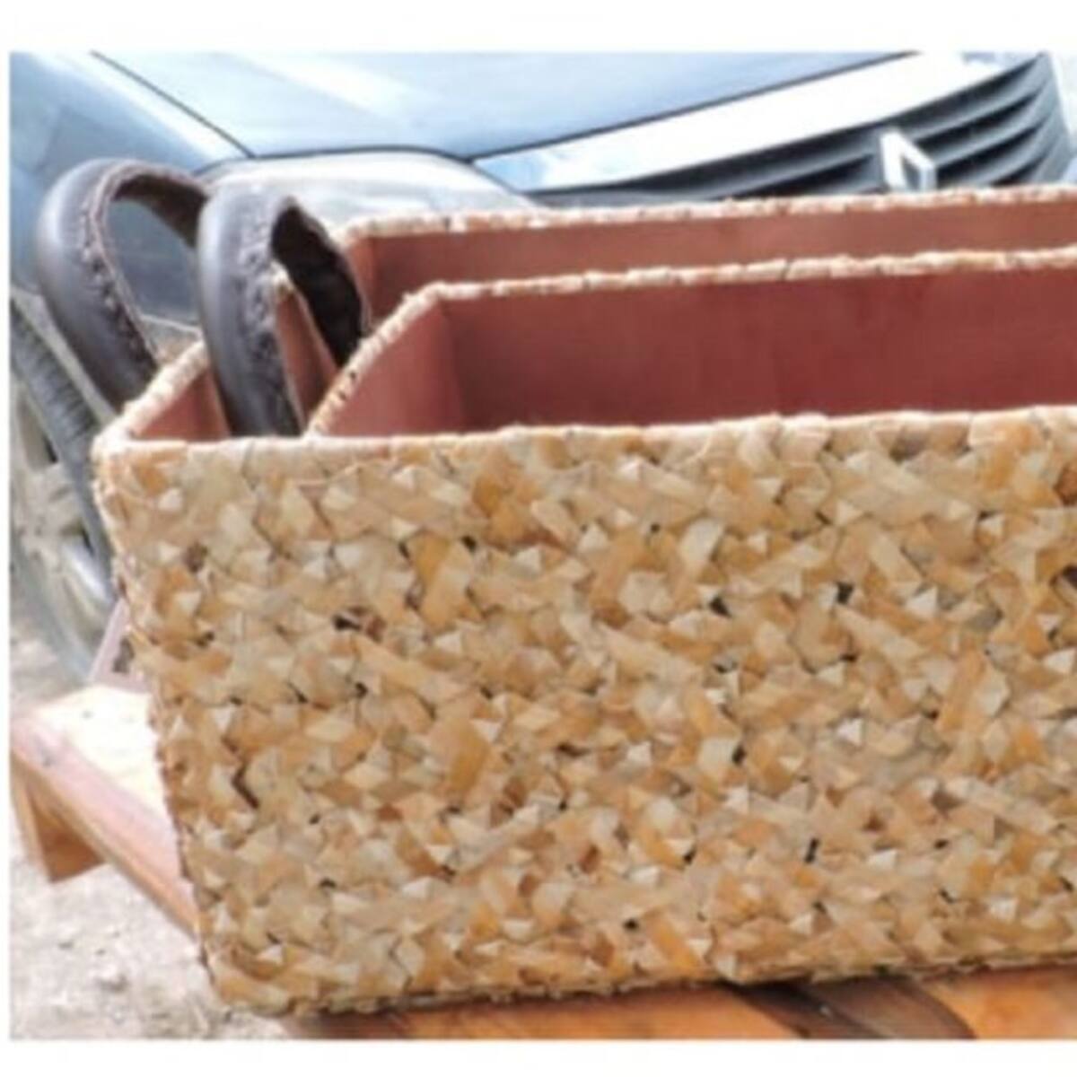 Luzca elegantes bolsos elaborados con residuos del plátano