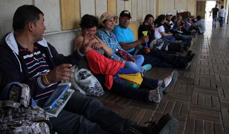 Foto: Vendedores ambulantes que fueron desalojados de la calle 72, protestando en frente de la Alcaldía de Bogotá.