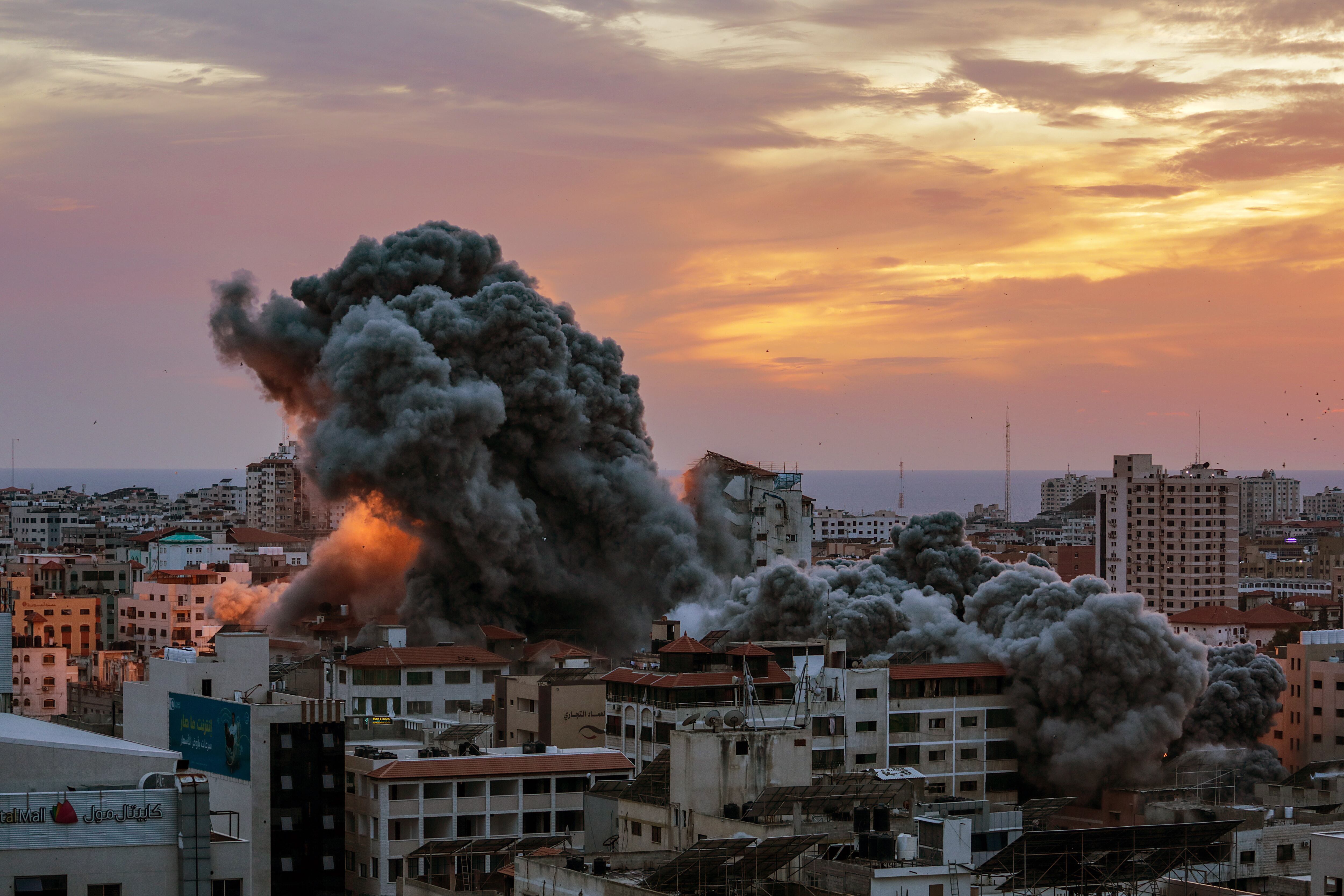 -FOTODELDÍA- EA6592. CIUDAD DE GAZA (---), 07/10/2023.- El humo se eleva después de que aviones de combate israelíes atacaran la torre Palestina en la ciudad de Gaza, el 7 de octubre de 2023. A principios de este mismo sábado, se lanzaron andanadas de cohetes desde la Franja de Gaza en un ataque sorpresa contra Israel reivindicado por el movimiento islamista Hamás. En una declaración televisada, el primer ministro israelí dijo que el país está en guerra. EFE/ Mohammed Saber