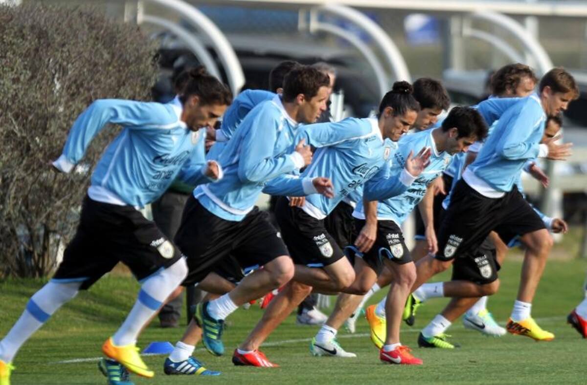 Los jugadores de la selección uruguaya participan en un entrenamiento de su equipo, como parte de la próxima fecha de las eliminatorias sudamericanas para el Mundial de Brasil 2014 en Montevideo