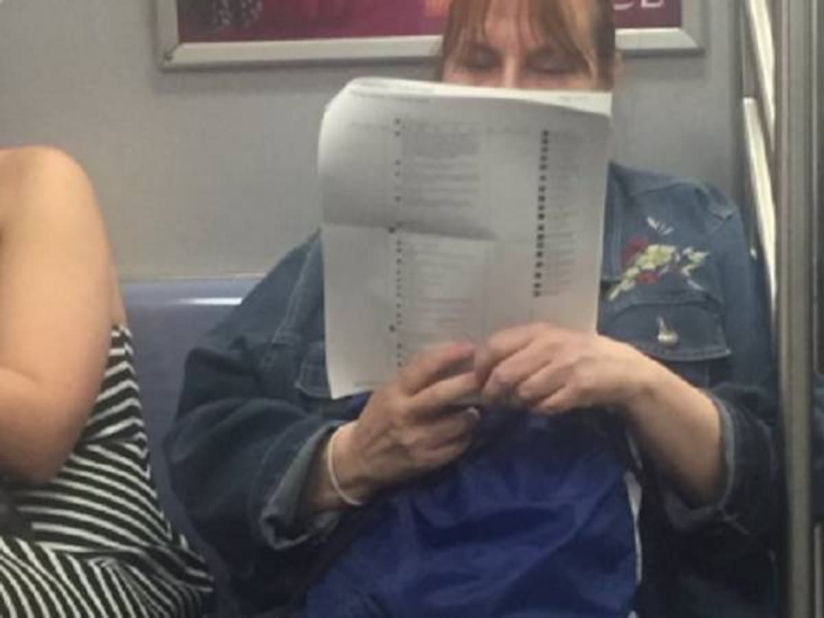 Mujer imprime 15 hojas de comentarios de Facebook para leerlos en el metro